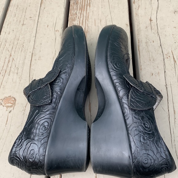 embossed roses black Mary Janes - Picture 11 of 13